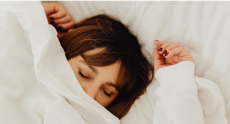 Dormir y descansar. Foto: Canva.