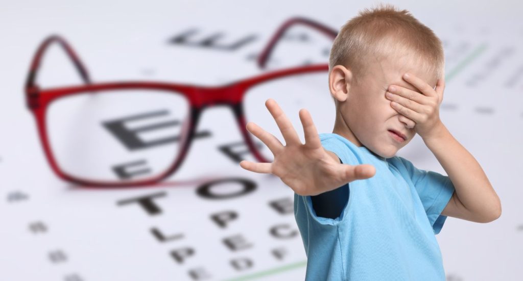 ¿Su hijo tiene bajo rendimiento escolar? Échele ojo: podría ser un problema de visión. Foto: Canva.