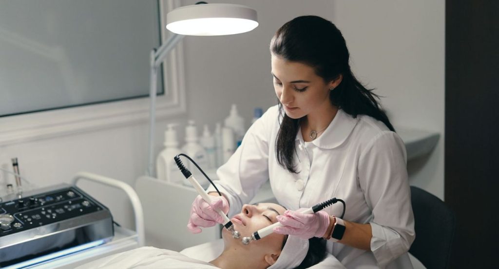 El interés por el autocuidado y la salud de la piel impulsa el uso de activos respaldados por la ciencia. El retinol se consolida como uno de los más efectivos para prevenir y tratar los signos del envejecimiento. Foto: Neutrogena para Colombia.
