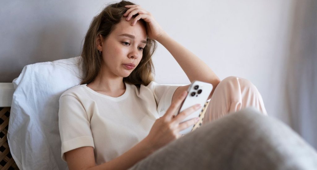 La trampa del 'doomscrolling': Por qué el consumo de malas noticias está agotando nuestra salud mental. Foto: Mayo Clinic.