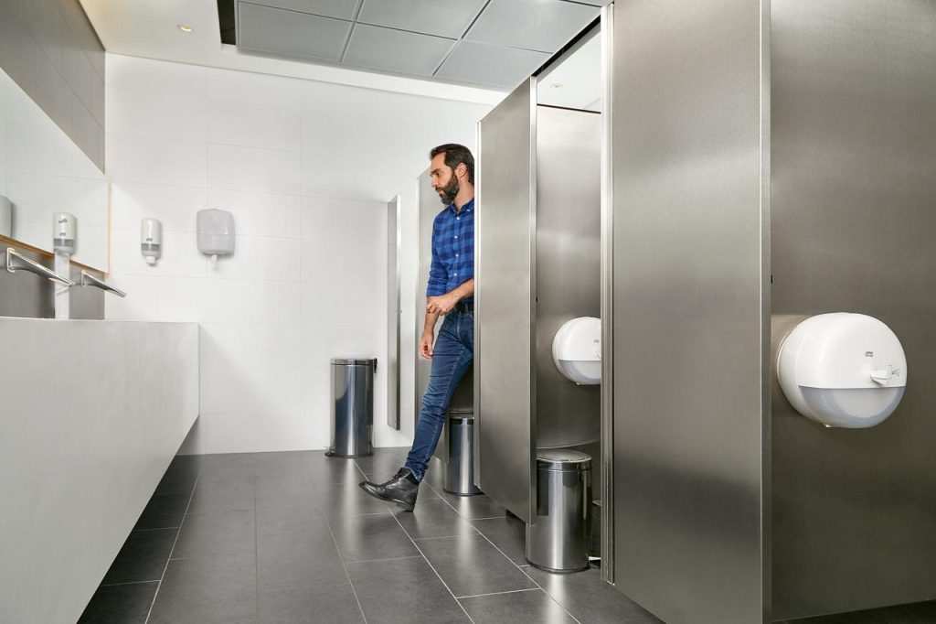 Día Mundial del Papel Higiénico: la tecnología puede ayudar a las empresas colombianas a reducir hasta un 40 % su consumo en baños. Foto: Tork.