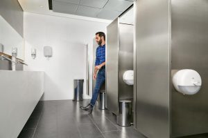 Día Mundial del Papel Higiénico: la tecnología puede ayudar a las empresas colombianas a reducir hasta un 40 % su consumo en baños. Foto: Tork.