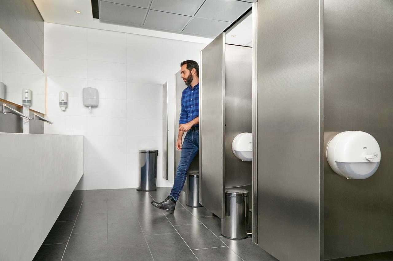 Día Mundial del Papel Higiénico: la tecnología puede ayudar a las empresas colombianas a reducir hasta un 40 % su consumo en baños. Foto: Tork.