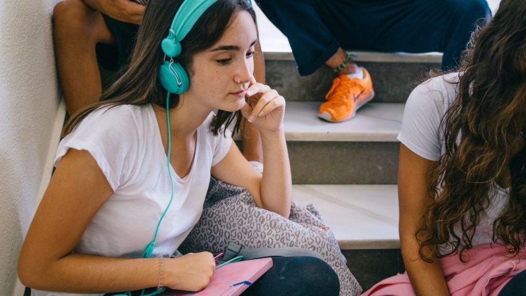 La salud mental adolescente se ha convertido en un desafío para las comunidades educativas. Foto: Meaning Group | Colectivo Aquí y Ahora.