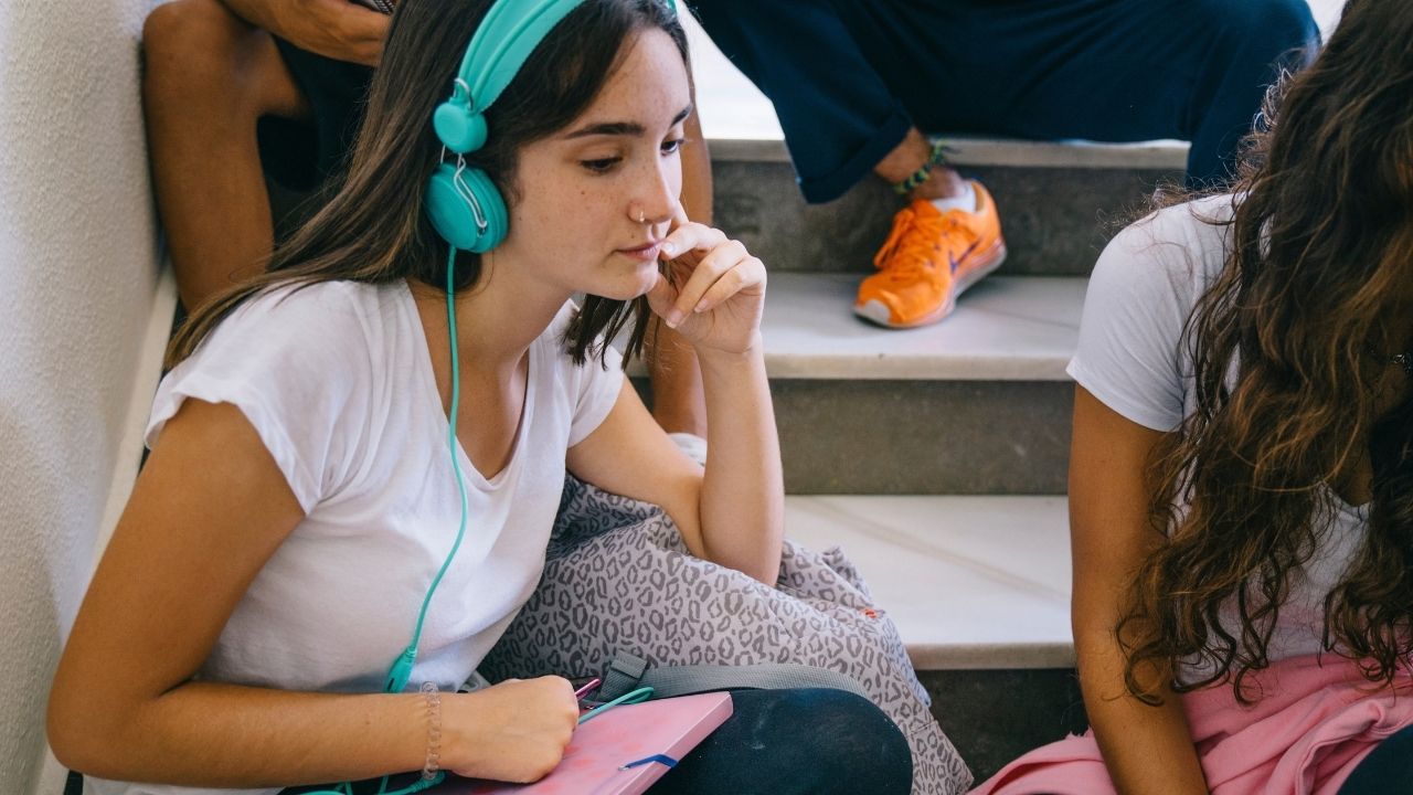 La salud mental adolescente se ha convertido en un desafío para las comunidades educativas. Foto: Meaning Group | Colectivo Aquí y Ahora.