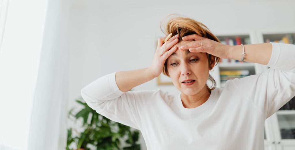 Día Mundial de la Menopausia: pérdidas de orina y cambios íntimos, ¿qué es normal y cuándo consultar?. Foto: Canva.